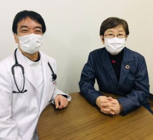 デニムライクドクターコートを着用。東京都青梅市と新町クリニックが連携して運営のチャンネルご紹介