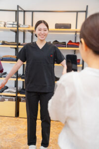 写真：ご自分の着用姿を撮ってもらっているSORAさんの様子