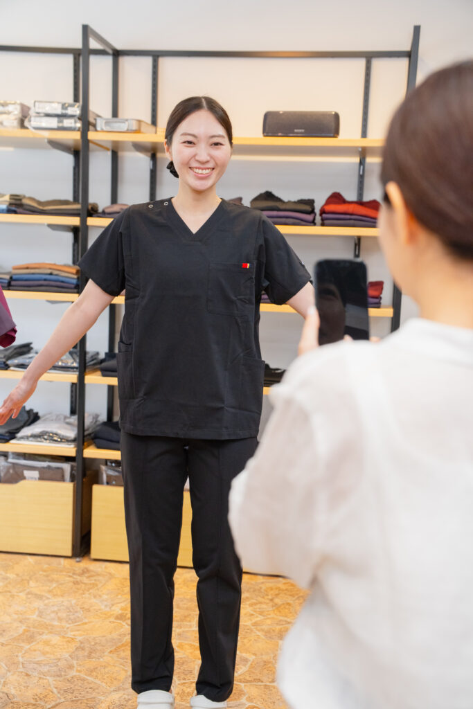 写真：ご自分の着用姿を撮ってもらっているSORAさんの様子