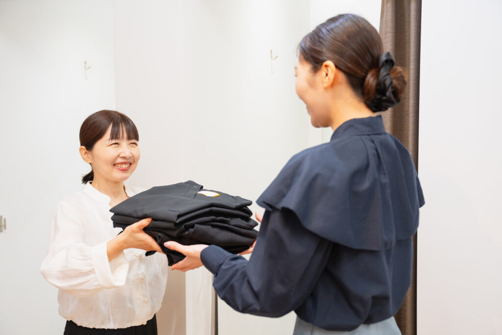 写真：SORAさんの気に入ったスクラブは全て試着してくださいとおすすめするプロフェッサーズラウンド・スタッフの様子