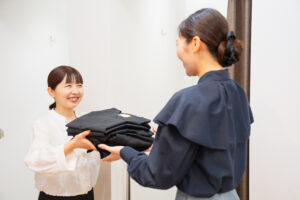 写真：SORAさんの気に入ったスクラブは全て試着してくださいとおすすめするプロフェッサーズラウンド・スタッフの様子