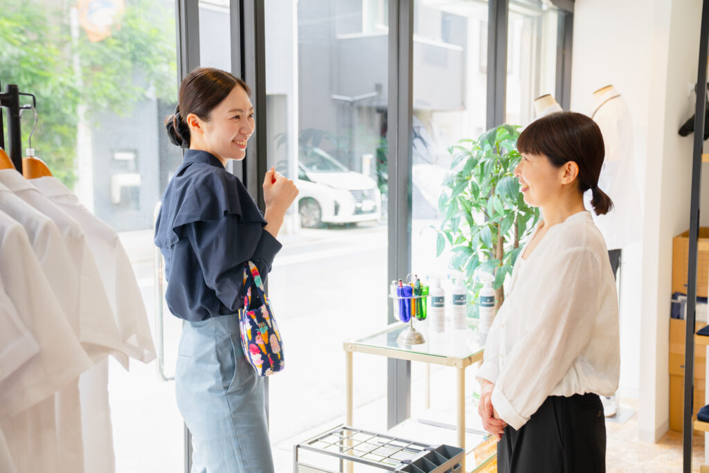 写真：SORAさんがプロフェッサーズラウンドに入店する。プロフェッサーズラウンドスタッフがお出迎えをしている様子