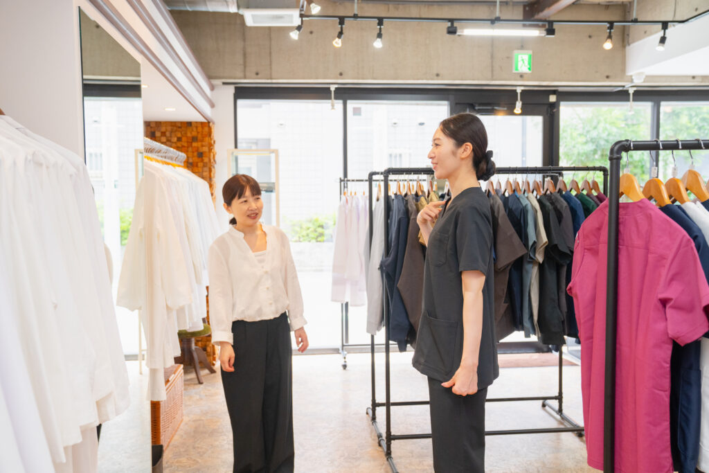 写真：一通りチェックして納得の様子のSORAさん