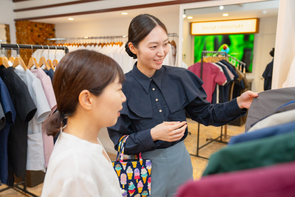 写真：SORAさんが店内のスクラブを見ている様子