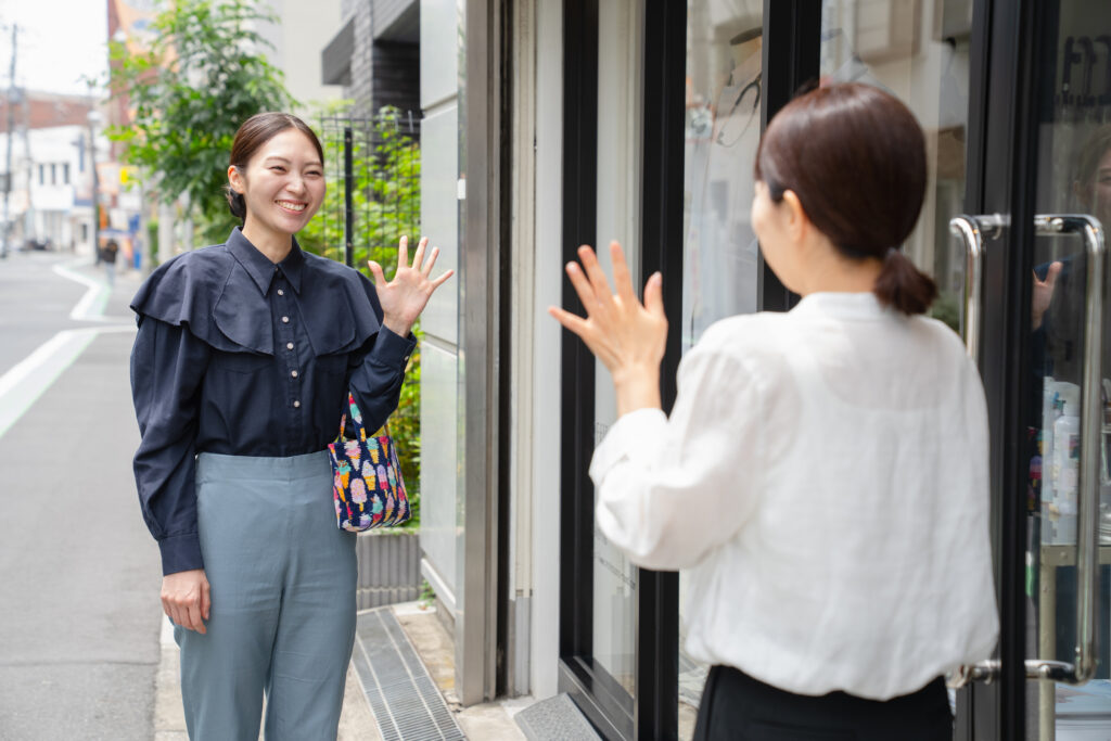 写真：プロフェッサーズラウンドスタッフとSORAさん笑顔でお別れの挨拶を交わす様子