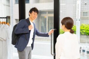 イメージ：院長が店舗から出ようとしている様子。プロフェッサーズラウンドスタッフが挨拶している様子