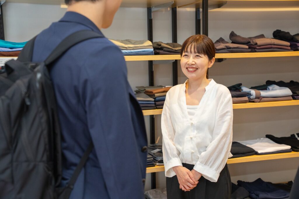 イメージ：入店して新規開業に向けてユニフォーム作成の相談をする様子、プロフェッサーズラウンドスタッフがお話を聞いている様子