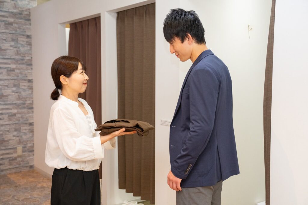 イメージ：プロフェッサーズラウンドにあるメディカルウェアを試着する様子