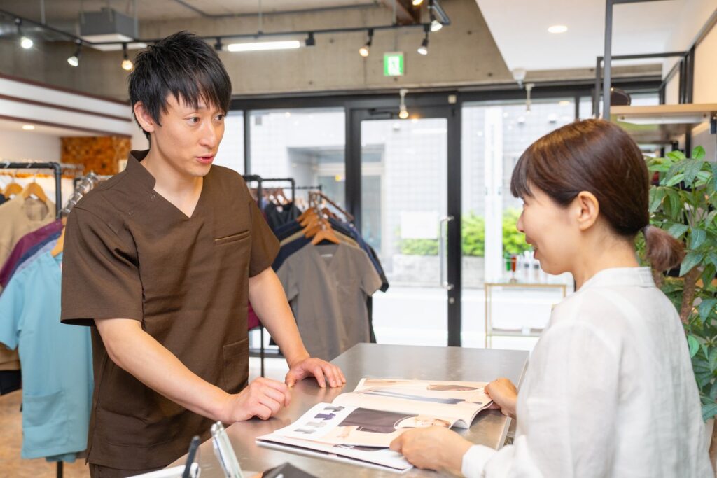 イメージ：カウンターで院長とプロフェッサーズラウンドスタッフが話している様子