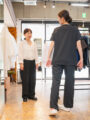 写真：スクラブを試着して、かなり気に入った様子のSORAさん、サイズ感がばっちりだと伝えるプロフェッサーズラウンド・スタッフの様子