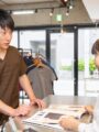イメージ：カウンターで院長とプロフェッサーズラウンドスタッフが話している様子